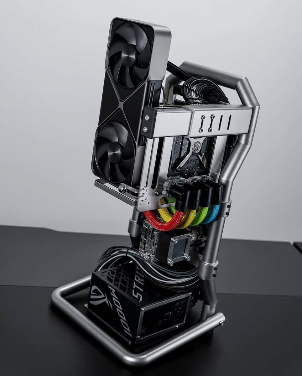 CableMod's tweet image. That&apos;s one very colorful yet not so colorful build 🧐
Certainly on point with the ARC Raiders theme!

By @liquidhaus