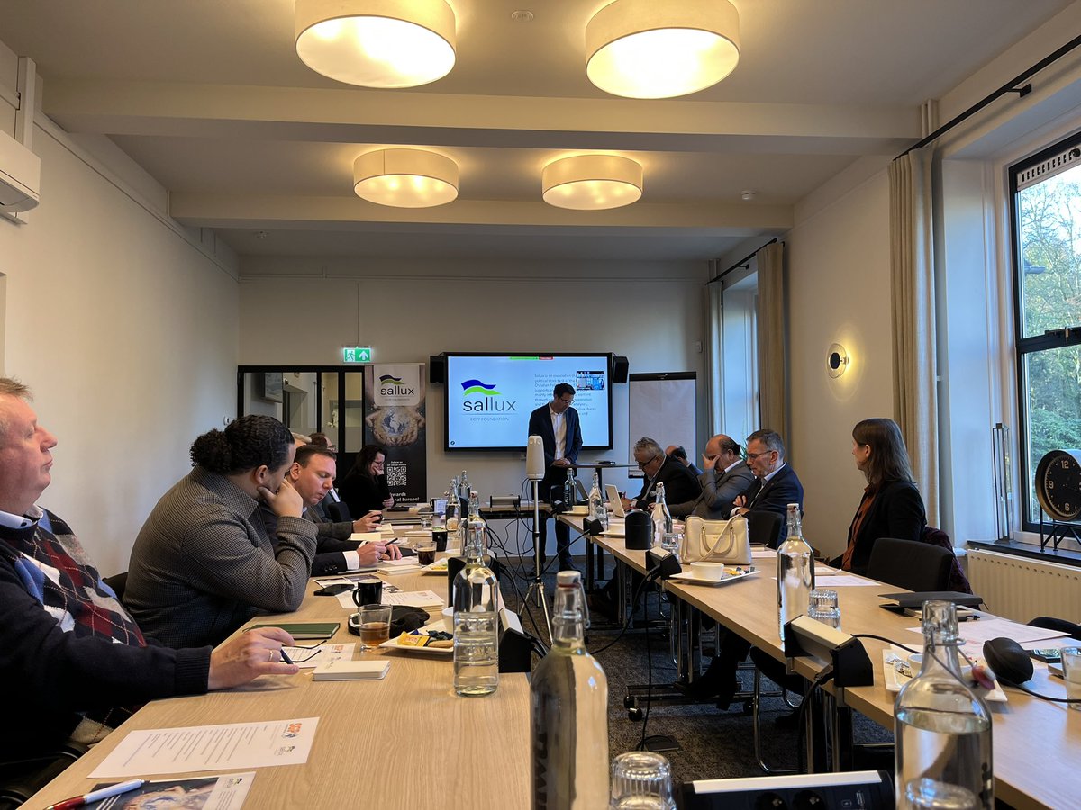 SGPInt's tweet image. Vandaag organiseert Sallux samen met SGP-I een rondetafelgesprek over christenvervolging. SGP-I bestuurslid Adriaan Otte opende de bijeenkomst.