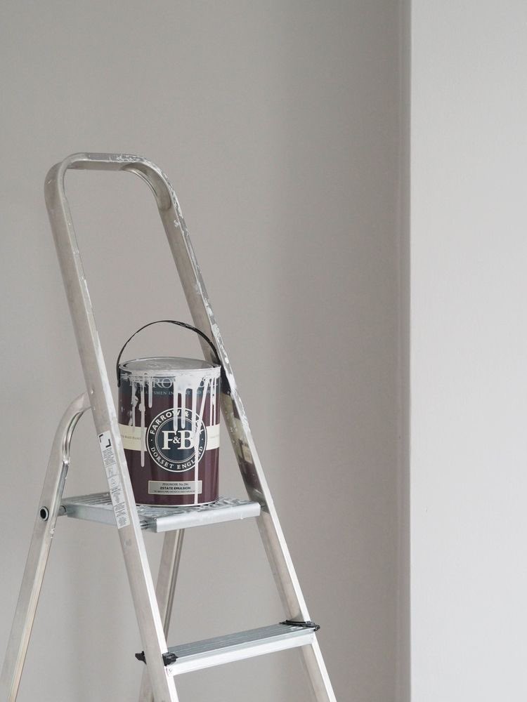 в покраске стен было что-то медитативное. повторяющиеся действия оставляли пространство для размышлений о предстоящем расширении семьи, олег целиком погрузился в процесс. услышав шаги за спиной, он повернулся.
- вот, одну стену закончил. присоединишься?