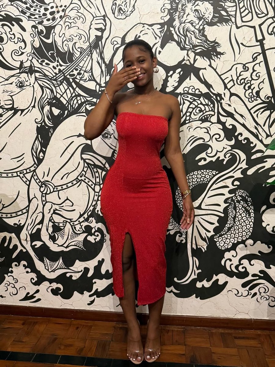 Roses are red🌹