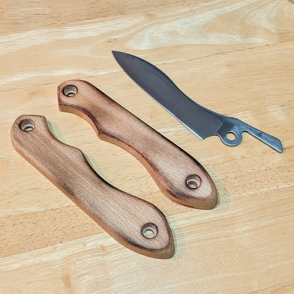 webnullpo's tweet image. 削って
焼色つけて
蜜蝋で磨いて

完成や〜🔪✨️

it&apos;s my knife folding standard
#FEDECA