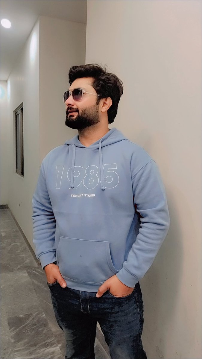 کسی کو چیخ چیخ کر مت بتائیے کہ آپ موجود ہیں...!!
 آپ کو چاہنے والے اندھیروں میں بھی آپ کو دیکھ لیتے ہیں..!!🚩