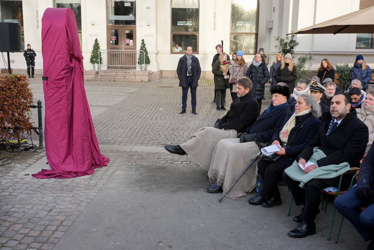 Stortinget's tweet image. Stortingspresident @MasudGh talte ved avdukingen av et minnesmerke for norske romer som ble diskriminert, forfulgt og henrettet under Holocaust. 
– Det er også vårt ansvar å dele de norske romenes historie, sa Gharahkhani. Foto: NTB