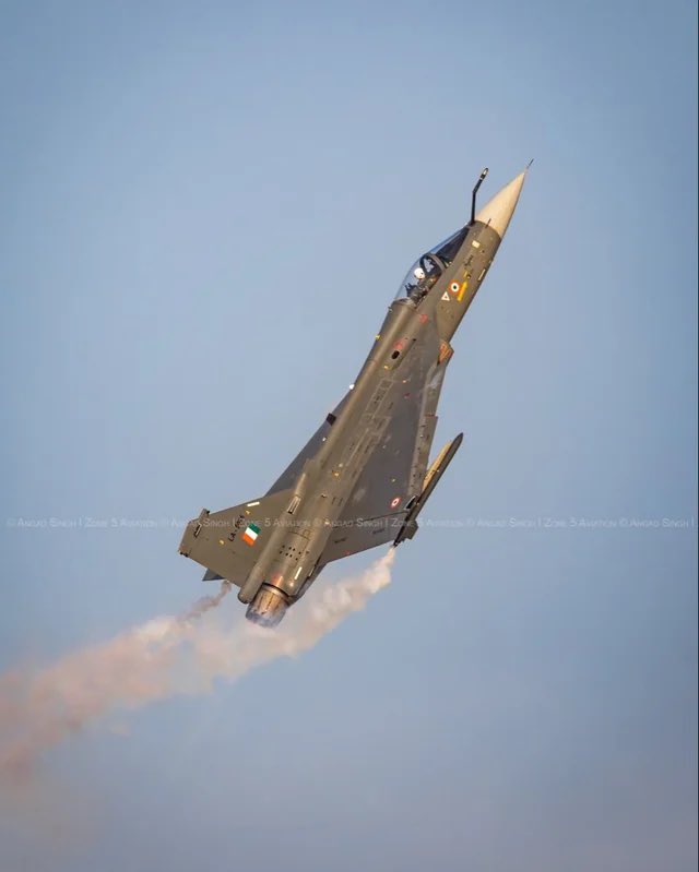 Masterji_UPWale's tweet image. From a Pilots Cockpit ...

I am Wg Cdr Namansh Syal,
Service No. 30***
* Squadron, Indian Air Force.

21 November 2025
#Dubai Air Show.

Another operational display.
Another chance to put India’s flag in the sky and let the world see what Indian engineering and Indian pilots…