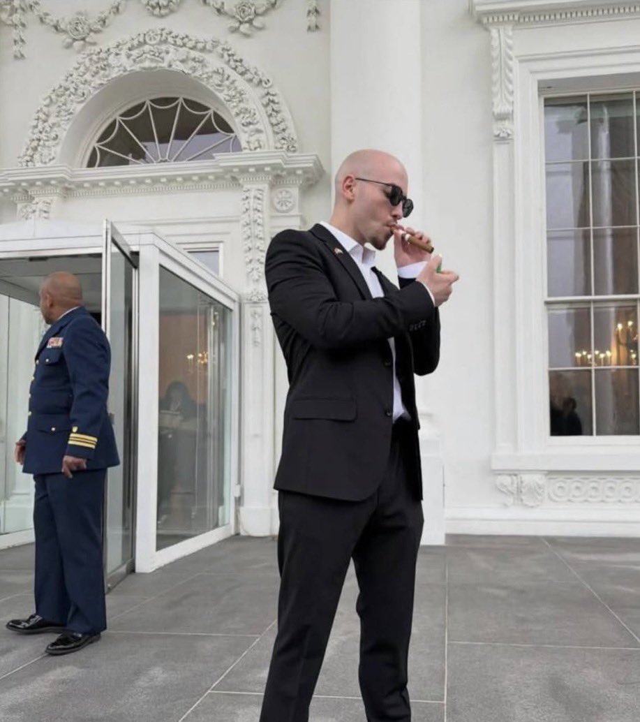 michaeldickson's tweet image. Israeli Eitan Mor was kidnapped for two years and held in horrific conditions, including in complete isolation by Hamas in Gaza.

Fast forward and he’s lighting up a cigar outside the White House with a delegation of hostages to thank the President. Freedom never looked so good.