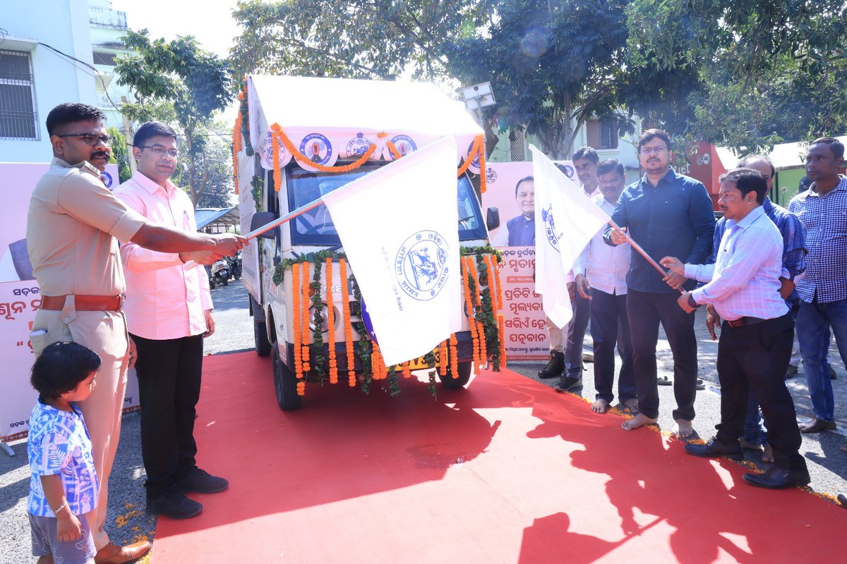 Ganjam_Admin's tweet image. ଆଜି ଗଞ୍ଜାମ ଜିଲ୍ଲାପାଳଙ୍କ କାର୍ଯ୍ୟାଳୟରୁ ‘ଶୂନ୍ୟ ମୃତାହତ ପକ୍ଷ’ ଜନସଚେତନତା ରଥର ଶୁଭାରମ୍ଭ କରାଯାଇଛି। ସଡ଼କ ଦୁର୍ଘଟଣାରେ ମୃତାହତ ସଂଖ୍ୟା କମାଇବା ସହିତ ସଡ଼କ ସୁରକ୍ଷା ନିୟମ ପାଳନରେ ଜନସାଧାରଣଙ୍କ ସଚେତନତା ବୃଦ୍ଧି କରାଇବା ଏହାର ଲକ୍ଷ୍ୟ।
@CMO_Odisha 
@IPR_Odisha 
@STAOdisha