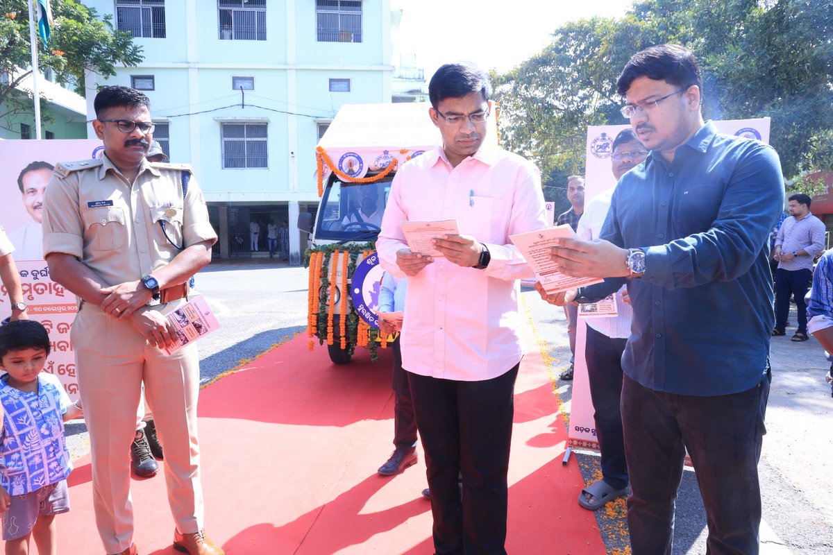 Ganjam_Admin's tweet image. ଆଜି ଗଞ୍ଜାମ ଜିଲ୍ଲାପାଳଙ୍କ କାର୍ଯ୍ୟାଳୟରୁ ‘ଶୂନ୍ୟ ମୃତାହତ ପକ୍ଷ’ ଜନସଚେତନତା ରଥର ଶୁଭାରମ୍ଭ କରାଯାଇଛି। ସଡ଼କ ଦୁର୍ଘଟଣାରେ ମୃତାହତ ସଂଖ୍ୟା କମାଇବା ସହିତ ସଡ଼କ ସୁରକ୍ଷା ନିୟମ ପାଳନରେ ଜନସାଧାରଣଙ୍କ ସଚେତନତା ବୃଦ୍ଧି କରାଇବା ଏହାର ଲକ୍ଷ୍ୟ।
@CMO_Odisha 
@IPR_Odisha 
@STAOdisha