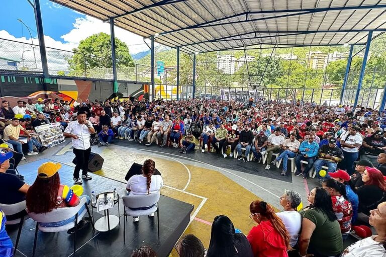 mincomunas_ve's tweet image. 📝 Poder Popular de Petare se prepara para la Consulta Popular Nacional del 23-Nov 

#21Nov
#ComunaONada 

👇 

comunas.gob.ve/2025/11/20/pod…