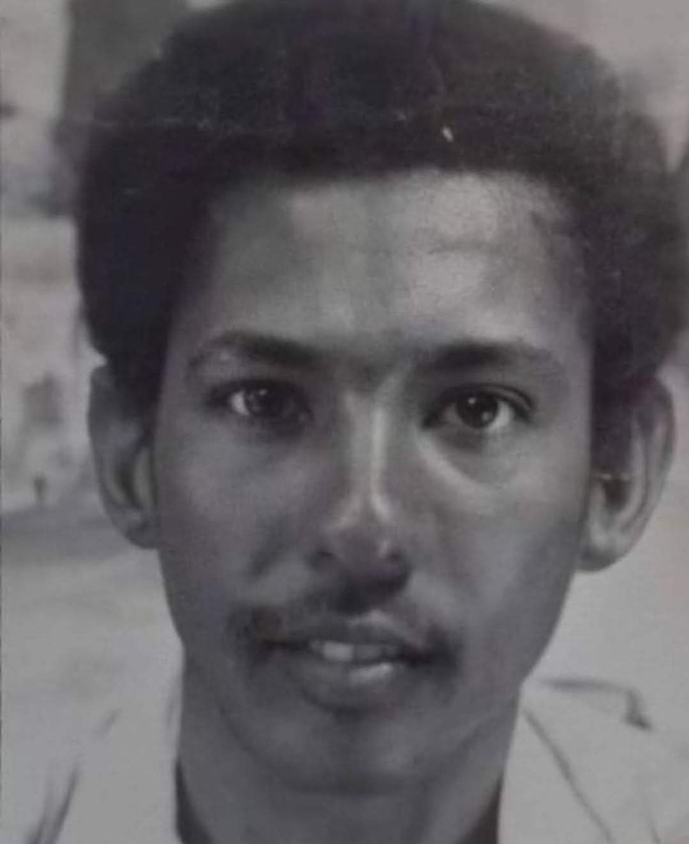 سلامًا عليك، وعلى كل الكواكب التي ضلّت الطريق إلى البيت بأمر الكيزان 💚

تصادف هذه الأيام الذكرى السادسة والثلاثين لاختطاف نظام الجبهة الإسلامية وإخفائه للشاعر والأديب أبو ذر الغفاري، صاحب رائعة:

فى عيونك ضجّة الشوق والهواجس
ريحة الموج البنحلم فوقو بي جِيّة نوارس
يا ما شان زفّة