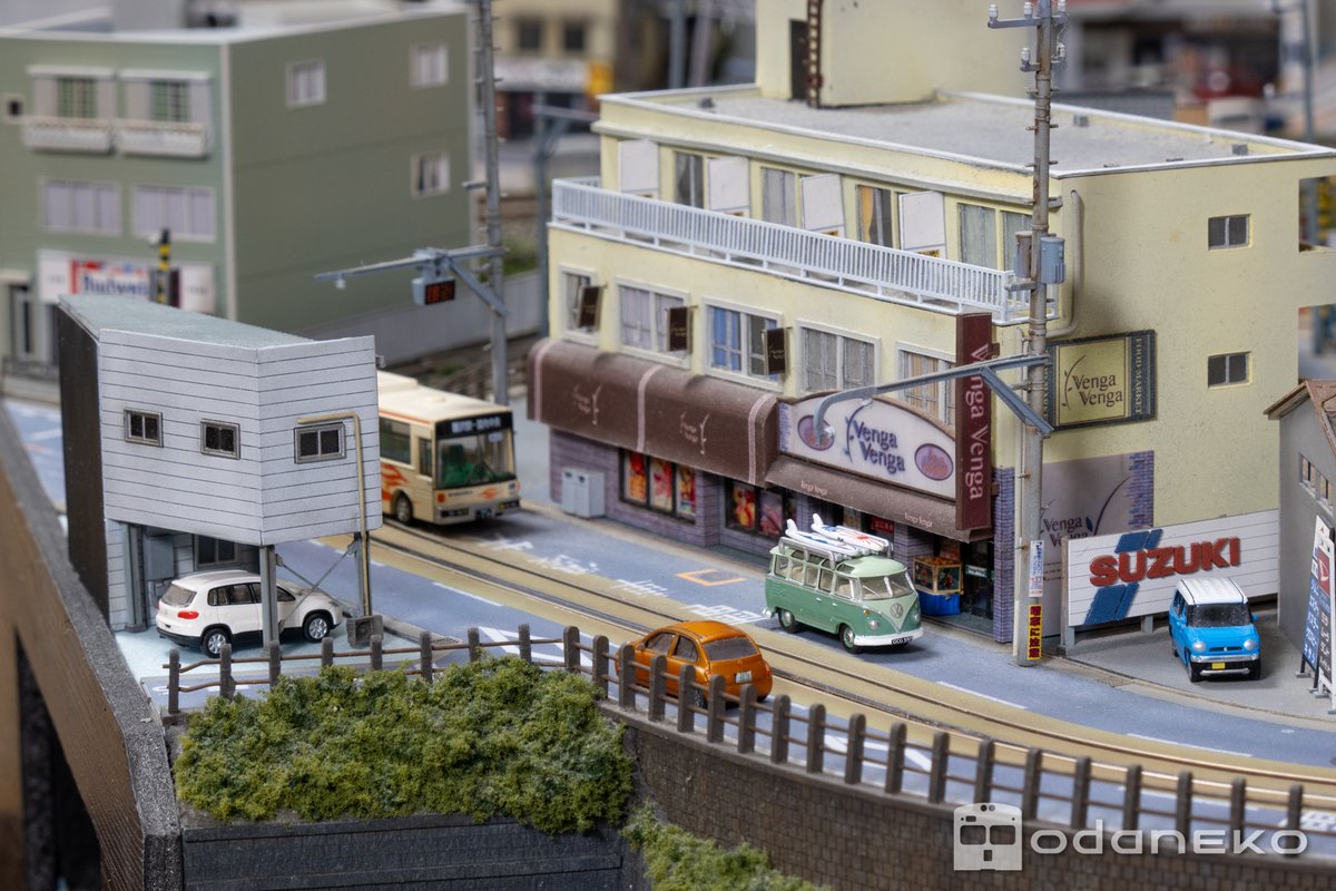 OdakyuModel's tweet image. 三角地帯の建物は、メインレイアウトのコヤツが丁度良い形状なので掛け持ちさせるか😂
あとは差し替え用の公園or駐車場を作って、と。

集合住宅屋上のフェンスは歪みが酷すぎるためバキバキ剥がしてしまったので、コレも作り直す👺