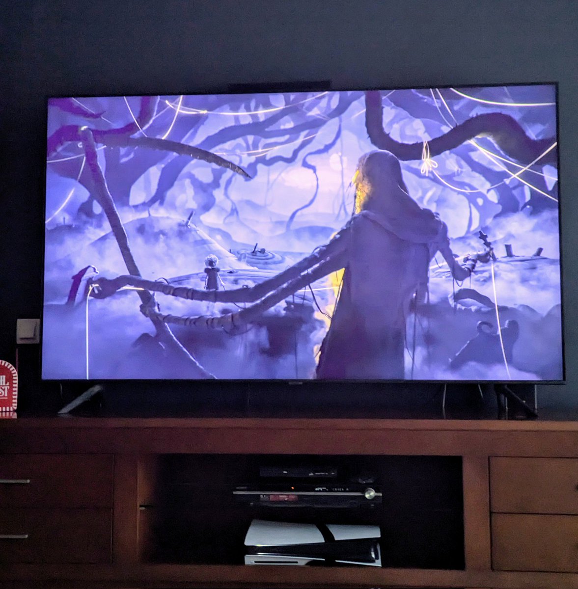 camploy's tweet image. Como me gusta una buena peli de Tim Burton......😉

#ResidentEvilVillage