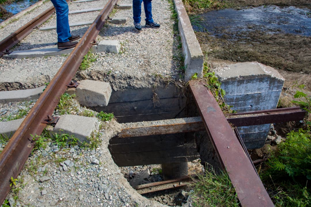 E_RdgzDavila's tweet image. Acompañado por las autoridades ferroviarias y transportistas de la provincia Granma, en el día de ayer, evaluamos el estado de la vía férrea que conecta la Vía Central con la ciudad de Bayamo, seriamente dañada tras el paso del huracán Melissa.⤵️
facebook.com/share/p/1CtDoG…