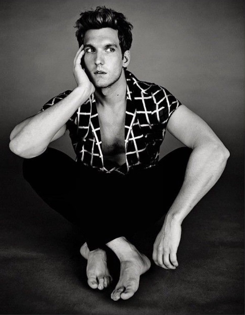 ItsJustAimee_'s tweet photo. @Big_Tuna1212 @Nero Shoes, no shoes, one hand two hands, facing forward or not, these are all more or less same poses https://t.co/benL79qAj7