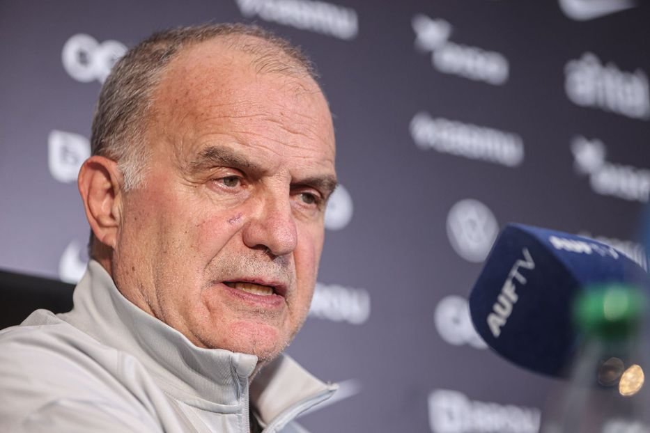 lbertozzi's tweet image. Numa coletiva que beirou o surrealismo após a goleada de 5 a 1 para os Estados Unidos, Marcelo Bielsa não entregou o cargo, mas admitiu ter dificuldades de relacionamento no Uruguai por sua personalidade.

&quot;Sou uma pessoa tímida, obsessiva, robotizada. Não gosto de desordem, me…