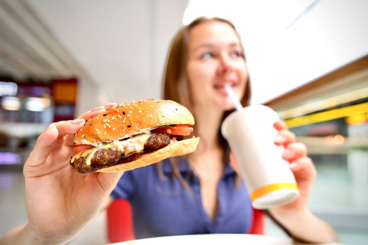 NewsMedical's tweet image. Teens eat more after just 2 weeks on ultraprocessed diets, even when calories are matched! 🍔📈 Adolescence may be a uniquely vulnerable window to modern food environments. Curious about the risks? Read more: news-medical.net/news/20251121/… #NutritionScience #AdolescentHealth