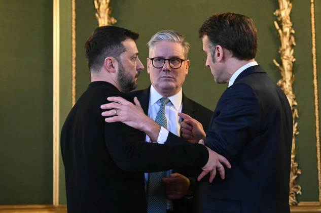 Le “plan de paix” américain rejeté par Kyiv et l’Europe : un tournant diplomatique majeur.

Un plan américain censé mettre fin à la guerre en Ukraine vient de provoquer une onde de choc. 
KYIv et les principaux dirigeants européens ont unanimement refusé ses propositions