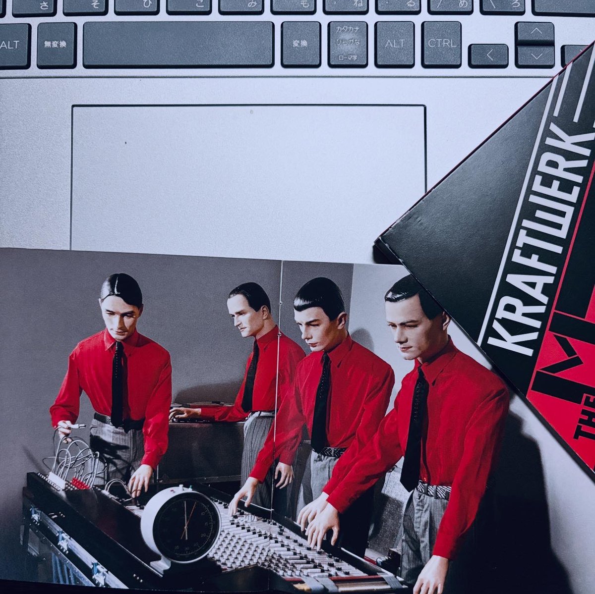 bucket_iyama's tweet image. クラフトワーク、2026年来日公演のニュースが。さて実際に来るのは人間のクラフトワークか、それとも既にロボット化したクラフトワークか？もしかすると10年後、20年後も来るかもしれない。#kraftwerk #themanmachine #wearetherobots