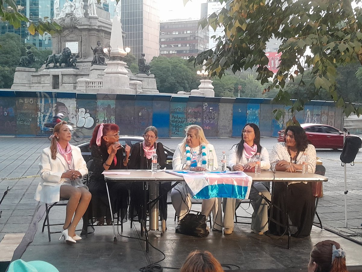 antoniomedina41's tweet photo. “Desde las lentejuelas, los tacones, el carmín y las plumas nos hemos apoderado de las calles para construir democracia y libertades”: Denisse Valverde

• Con baile, canto y a los pies de la Victoria Alada, activistas conmemoran el Día de la Remembranza Trans

• Ante activistas, transeúntes, turistas y policías, las artistas del colectivo trans cantaron para todos los gustos musicales

Nota completa aquí: 

https://t.co/f1vWtnbAV4

#AMCIO
@OrgulloLGBT