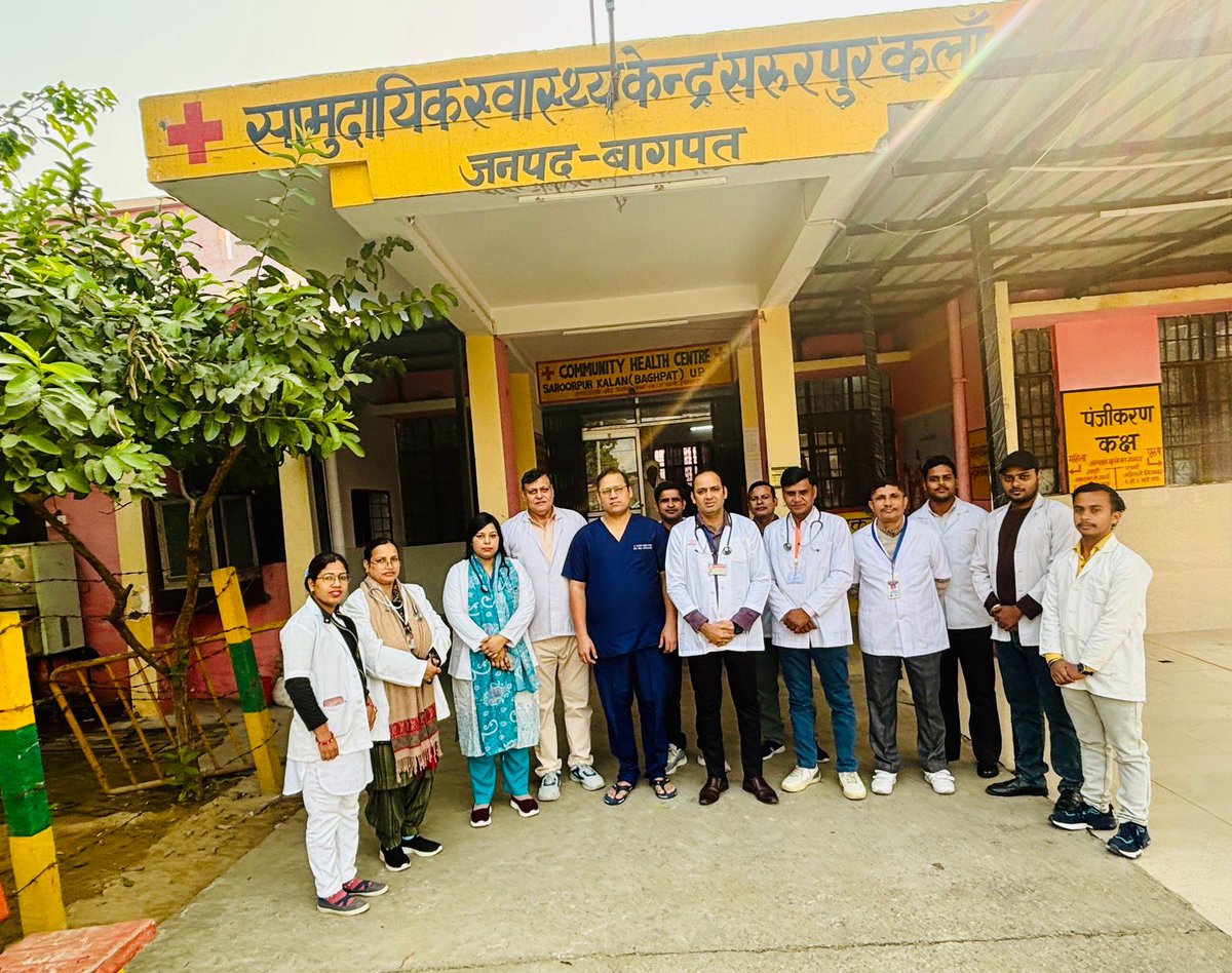 CmoBaghpat's tweet image. @BagpatDm महोदया की पहल पर जनपद बागपत के सभी सरकारी अस्पतालों में ड्रेस कोड व आईडी व्यवस्था लागू की गई, जिसका उद्देश्य स्वास्थ्य सेवाओं की पारदर्शिता व गुणवत्ता को बढ़ाना है।
अब सभी चिकित्सक एवं स्वास्थ्य कर्मी निर्धारित यूनिफॉर्म व आईडी कार्ड में रहेंगे. 
#dresscode #uniforme