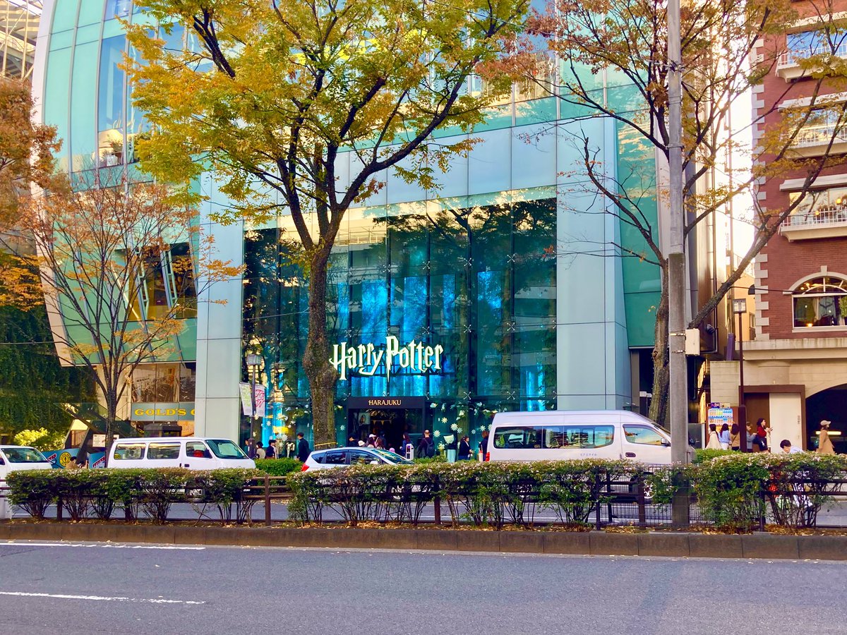 久しぶりに原宿へ
ところが
今や原宿の街は、真っ直ぐに道を歩けないほど、まるで海外にでもいるような街は外人で溢れていた。

この変わり様
昔の原宿を知っている一人として、のんびりと歩けたあの時代がとても貴重に思えた。