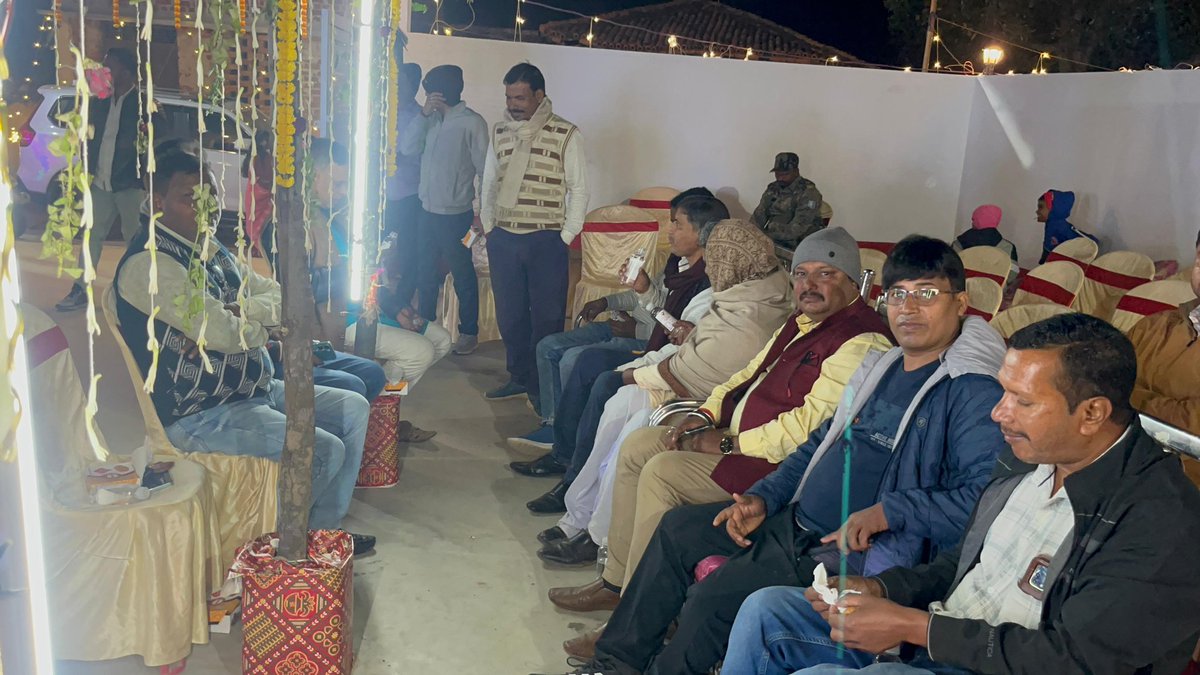 amityadavmla's tweet image. बरकट्ठा, गयपहाड़ी निवासी श्री चन्द्रिका प्रसाद जी की पुत्री के विवाह समारोह में शामिल होकर परिवारजनों को हार्दिक बधाई दी तथा नवदंपति को आशीर्वाद एवं उज्ज्वल भविष्य की शुभकामनाएं प्रेषित की।