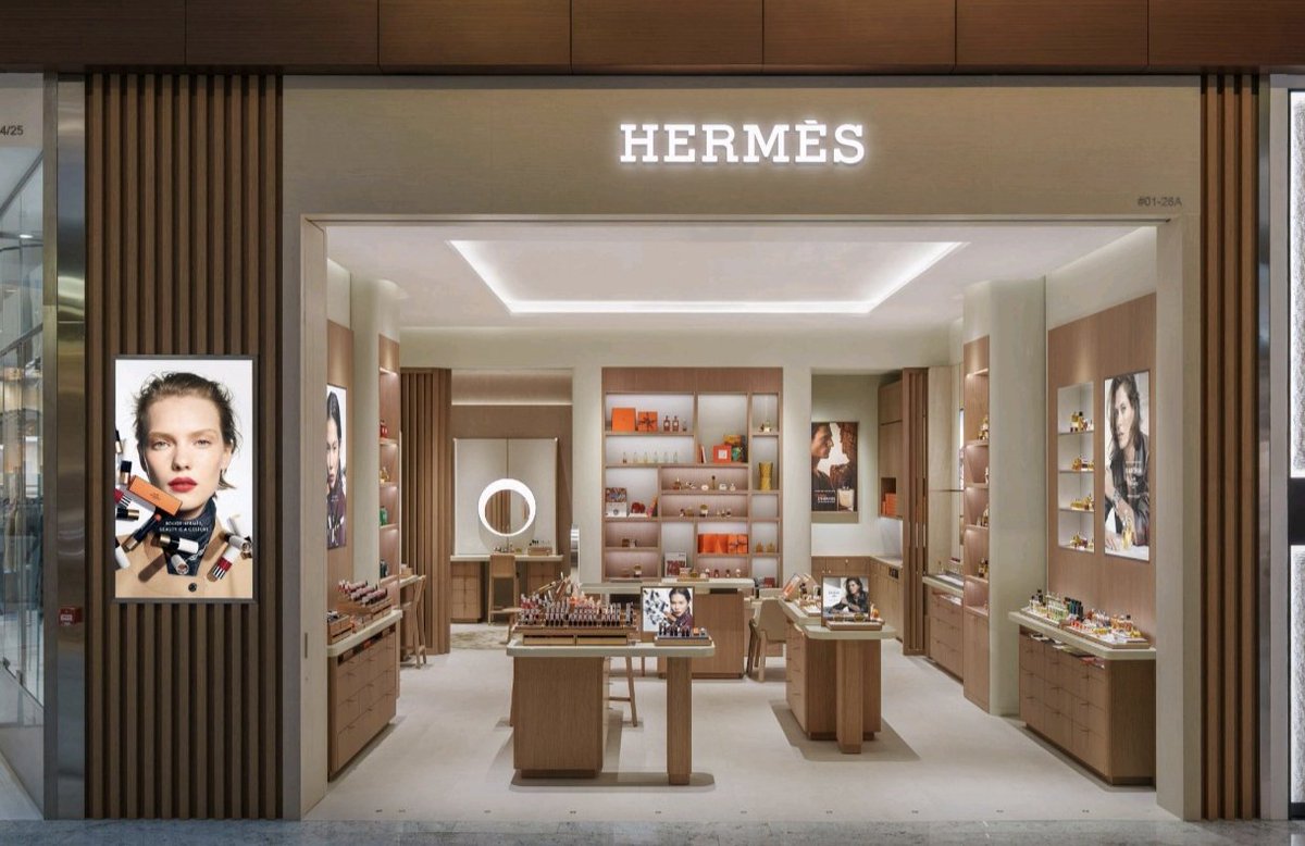 cppluxury's tweet image. HERMÈS opens in Singapore its first beauty store in South East Asia (Fragrances &amp;amp; Beauty) at Raffles City Mall

#Hermes #HermesBeauty #Singapore #luxurybeauty #luxuryfragrances #luxuryperfumes #luxurymakeup #luxuryperfumery #luxuryretail #luxuryboutique @Hermes_Paris
