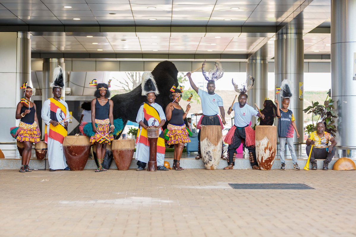 cbsfm_ug's tweet image. Abawagizi b&apos;omupiira gwa Uganda baatuuse dda ku kisaawe ky&apos;ennyonyi e Ntebe okulindirira n&apos;okwaniriza &quot;abaana&quot; baffe aba Uganda Cubs abakomawo okuva mu lutabaalo lw&apos;okusunsula abanaasamba mu z&apos;ensi yonna.
#CBSFmUpdates