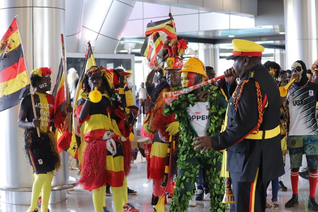 cbsfm_ug's tweet image. Abawagizi b&apos;omupiira gwa Uganda baatuuse dda ku kisaawe ky&apos;ennyonyi e Ntebe okulindirira n&apos;okwaniriza &quot;abaana&quot; baffe aba Uganda Cubs abakomawo okuva mu lutabaalo lw&apos;okusunsula abanaasamba mu z&apos;ensi yonna.
#CBSFmUpdates