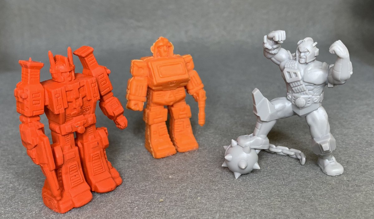 未彩色なのを逆に活かして トランスフォーマー消しゴムとバトル遊びだ