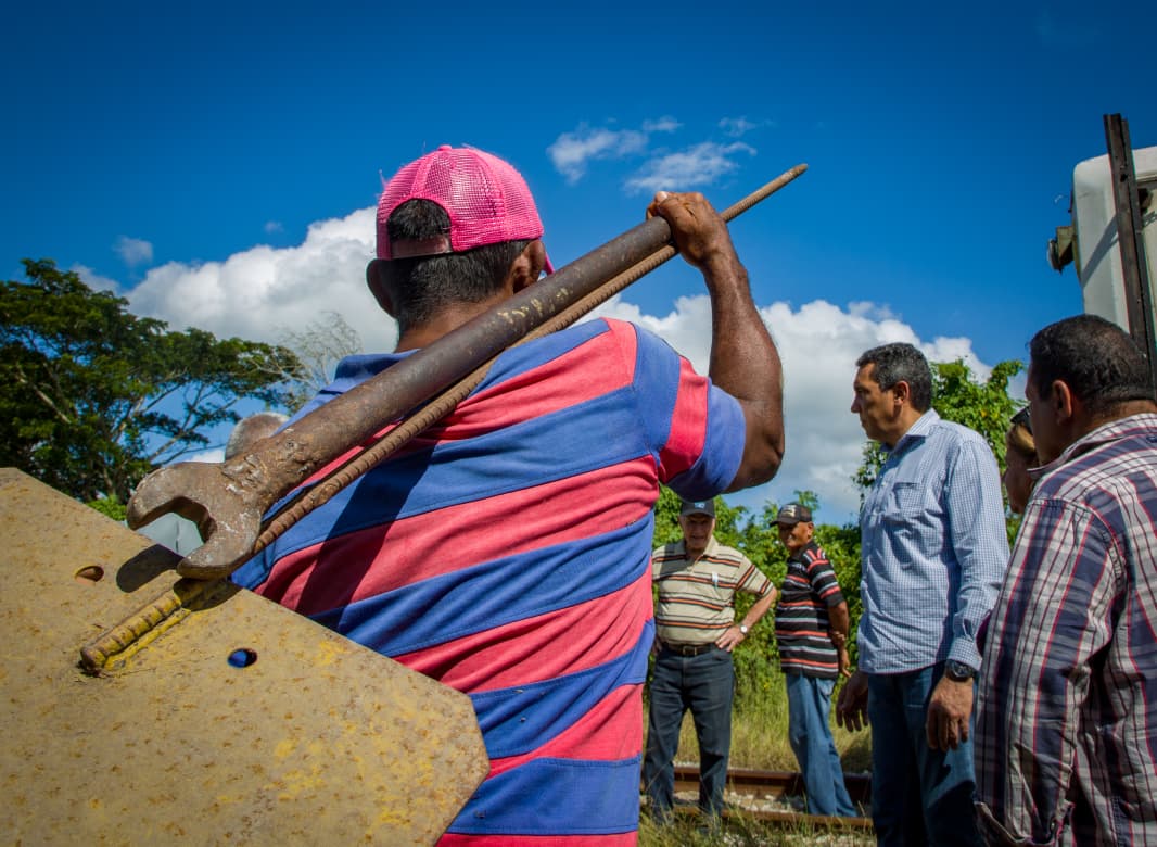 E_RdgzDavila's tweet image. Acompañado por las autoridades ferroviarias y transportistas de la provincia Granma, en el día de ayer, evaluamos el estado de la vía férrea que conecta la Vía Central con la ciudad de Bayamo, seriamente dañada tras el paso del huracán Melissa.⤵️
facebook.com/share/p/1CtDoG…