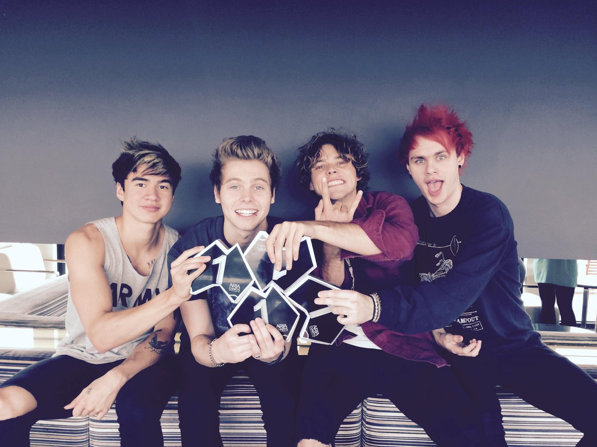 5SOSMexico's tweet photo. 5SOS debuta en el puesto número 1 con
"EVERYONE'S A STAR!", haciendo historia como el primer grupo en alcanzar el número 1 con sus primeros SEIS álbumes de estudio. https://t.co/oMCq1VLlzu