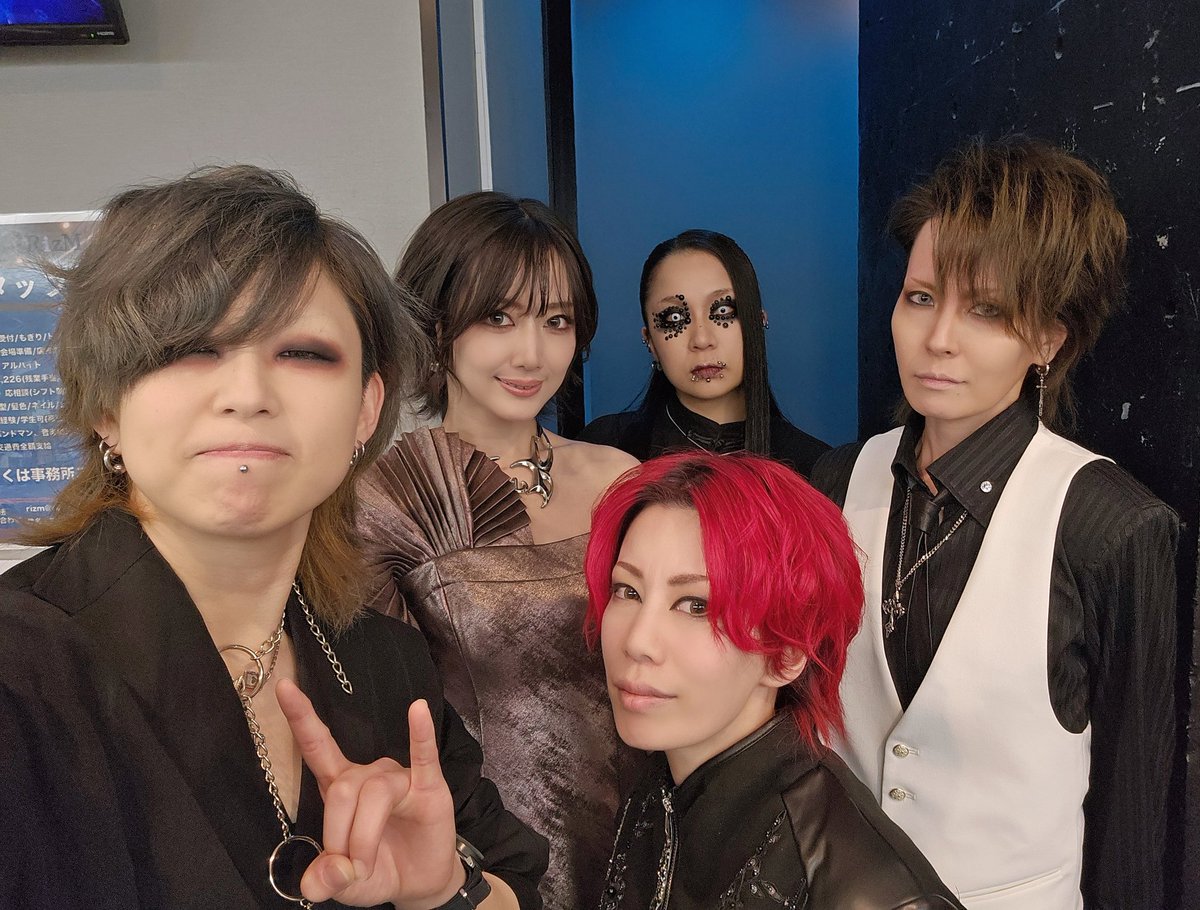 exist†trace tweet media