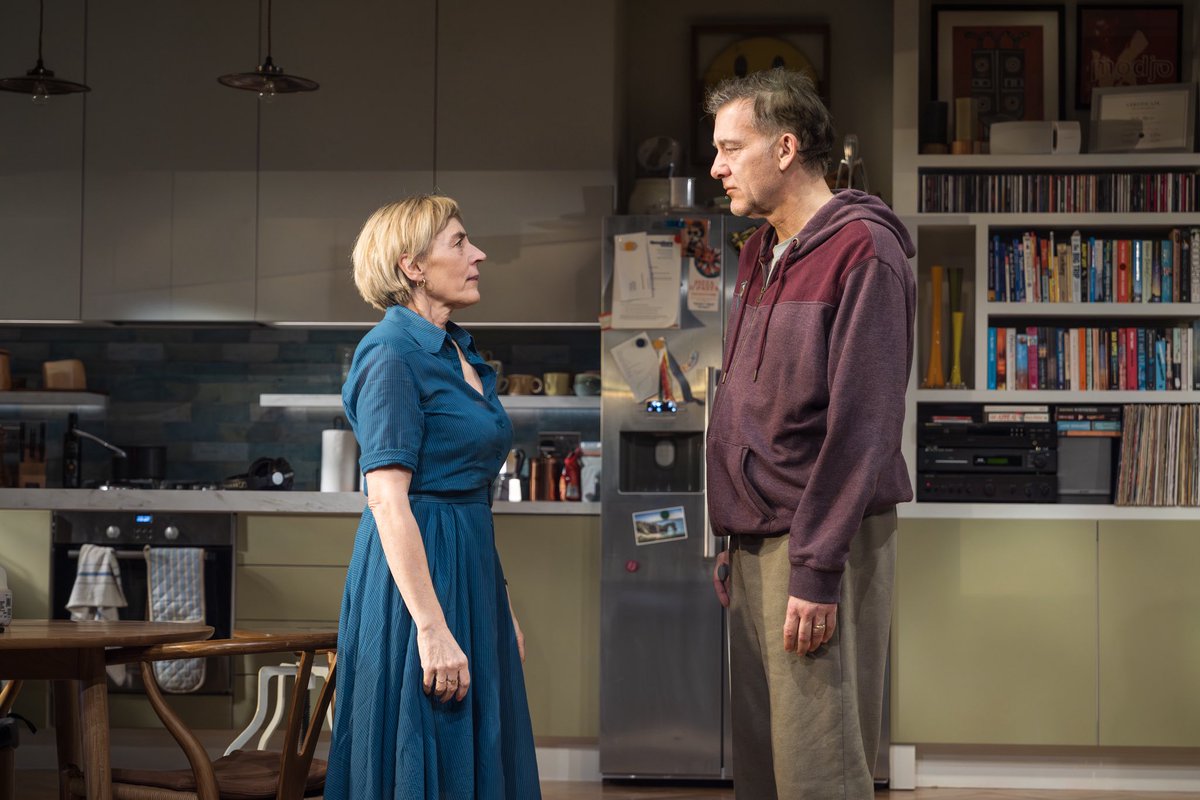 The new David Eldridge <a href="/NationalTheatre/">National Theatre</a> is good, very very good. Here’s my review of #End ajhlovestheatre.org/2025/11/21/end…