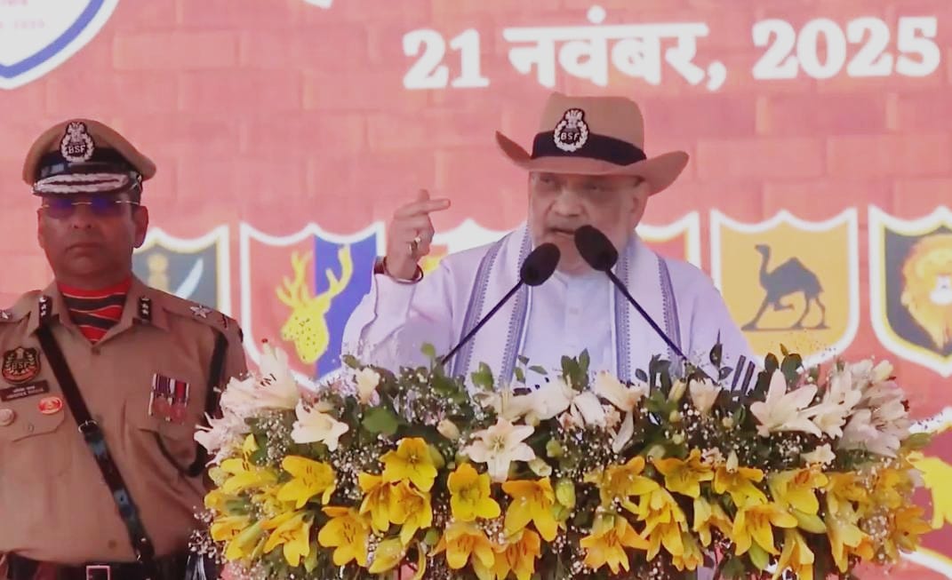 बीएसएफ पंजाब फ्रंटियर की गौरवशाली उपलब्धि: 27वीं वाहिनी “जनरल चौधरी ट्रॉफ़ी” से सम्मानित

बीएसएफ पंजाब फ्रंटियर की 27वीं वाहिनी ने गौरव की नई गाथा लिखते हुए प्रतिष्ठित “जनरल चौधरी ट्रॉफ़ी” अपने नाम की है। यह सम्मान आज भुज (गुजरात) में आयोजित बीएसएफ के 61वें स्थापना दिवस के भव्य