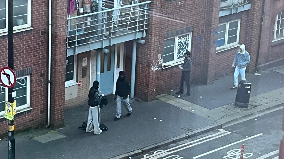 This is what the residents of Bradford Street in Digbeth have to put up with on a daily basis. People causing damage to properties, unacceptable 🤨🤨🤨 Anyone recognise them ? <a href="/BrumCityWMP/">Birmingham City Centre Police</a>