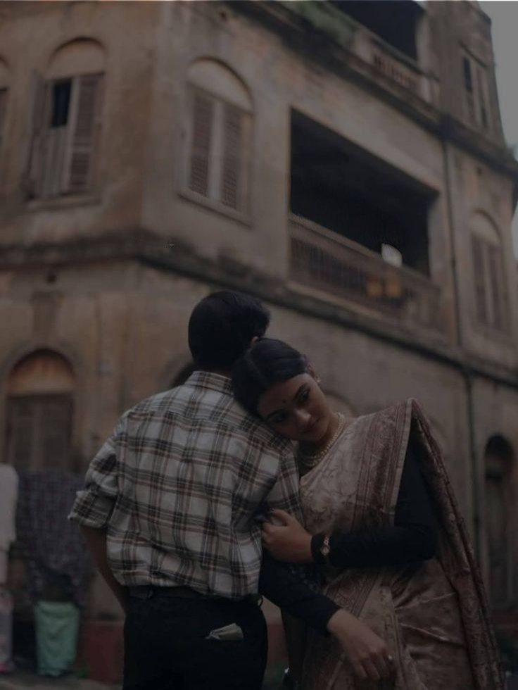 Kkashish_k's tweet image. प्रेम में.......

सिर्फ साथ होना, साथ होना नहीं होता।
प्रेम में हज़ार ख़्वाहिशें रोज़ जन्म लेती हैं, 
रोज़ दम तोड़ देती हैं,
लेकिन ख़्वाहिशें फिर भी ज़िंदा रहती हैं…!!

जैसे कि
मेरी  तुम्हारे प्रेम में बने रहने की ख़्वाहिश,
जैसे कि
तुमसे मिलने के बाद फिर से मिलने की ख़्वाहिश।