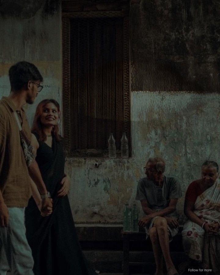 Kkashish_k's tweet image. प्रेम में.......

सिर्फ साथ होना, साथ होना नहीं होता।
प्रेम में हज़ार ख़्वाहिशें रोज़ जन्म लेती हैं, 
रोज़ दम तोड़ देती हैं,
लेकिन ख़्वाहिशें फिर भी ज़िंदा रहती हैं…!!

जैसे कि
मेरी  तुम्हारे प्रेम में बने रहने की ख़्वाहिश,
जैसे कि
तुमसे मिलने के बाद फिर से मिलने की ख़्वाहिश।