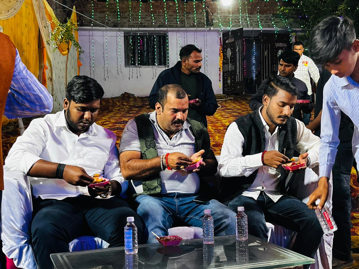 Nirajgupta9452's tweet image. आज मांगलिक कार्यक्रम में बड़े भाई, प्रदेश अध्यक्ष शिखर गुप्ता जी के साथ शामिल होने का सौभाग्य मिला। साथ ही विश्व हिंदू रक्षा परिषद के देवरिया जिलाध्यक्ष श्री भूपेन्द्र दीक्षित जी भी उपस्थित रहे।
#deoria