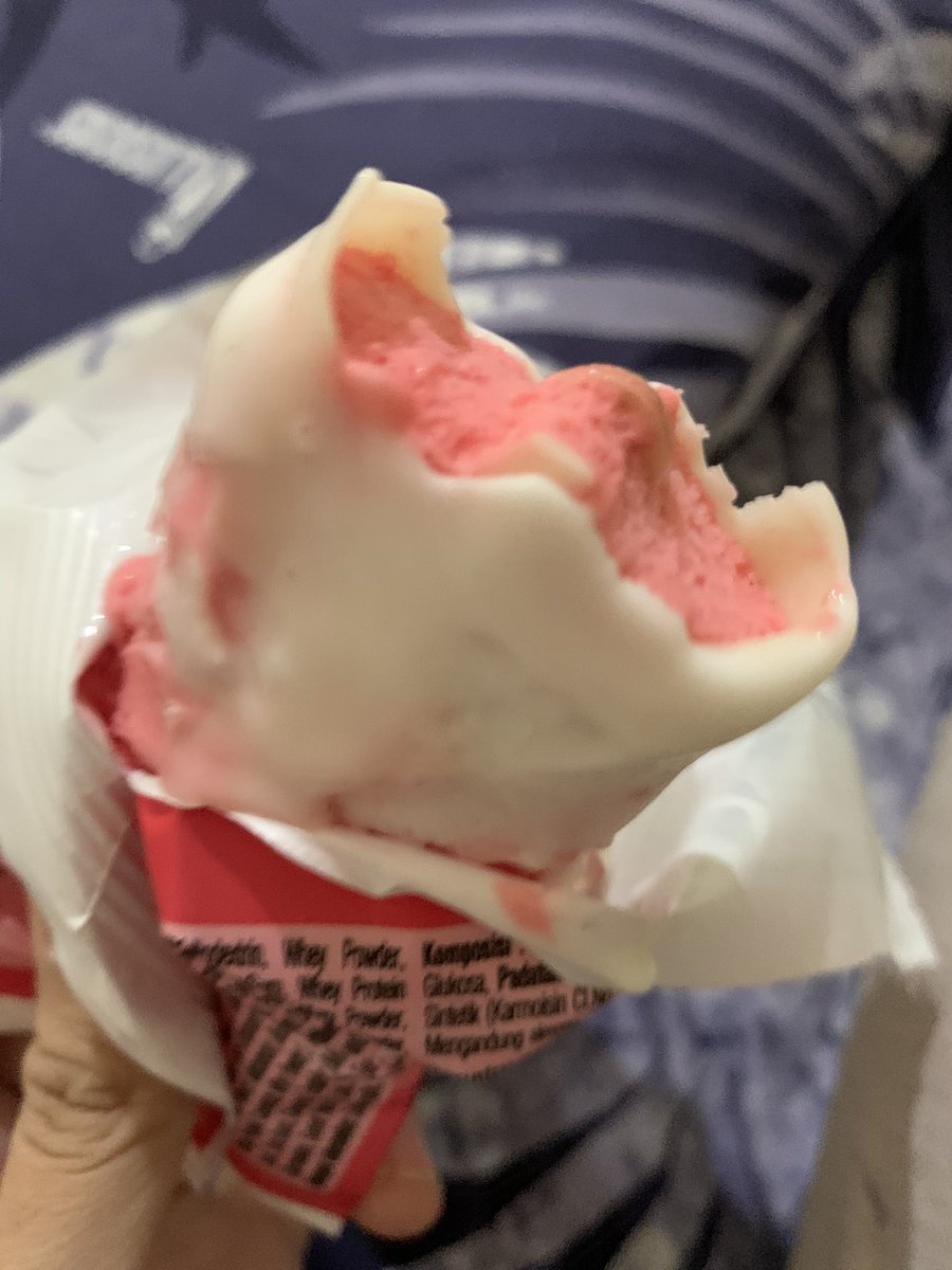 makan eskrim pun ak gemeterr jae 😔