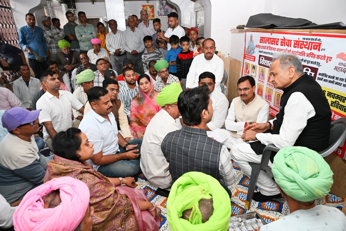 ashokgehlot51's tweet image. जोधपुर में आज गणेश मंदिर, नैनची का बाग पहुंचकर मतोड़ा दुर्घटना में जान गंवाने वाले दिवंगतजनों को श्रद्धांजलि अर्पित की तथा शोकाकुल परिजनों से मिलकर अपनी संवेदनाएं व्यक्त कीं।