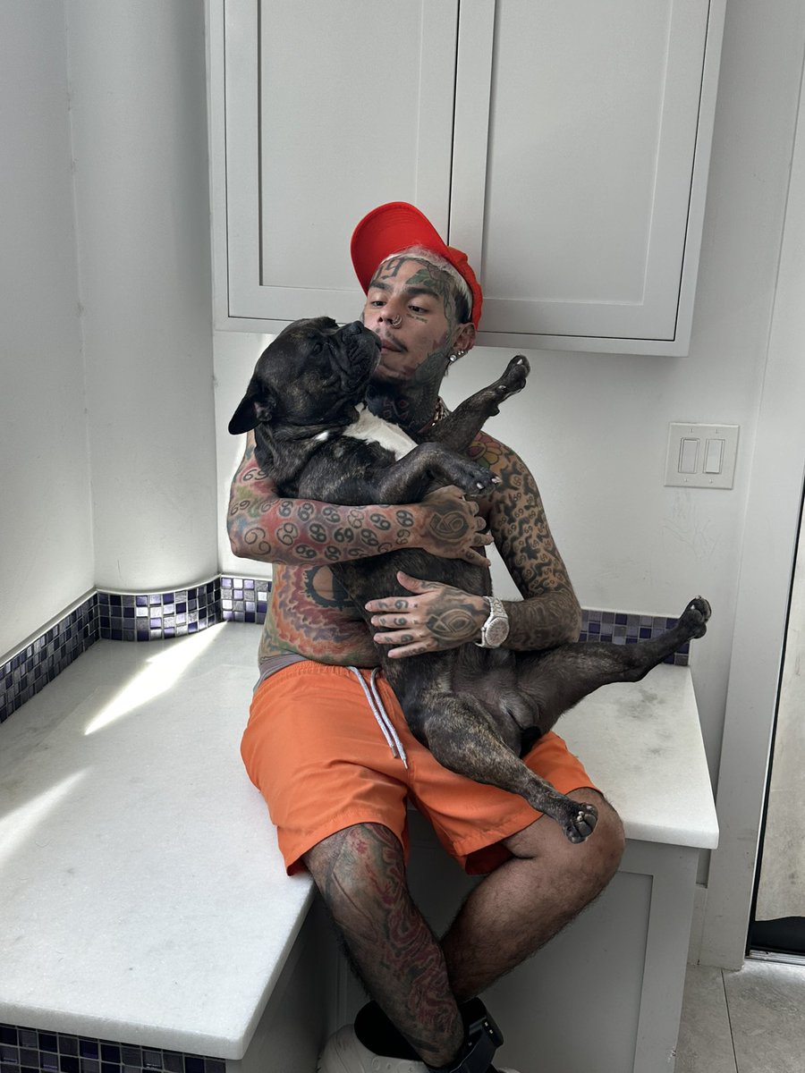 Gm Friends 🖤

Chilling w 6ix9ine today