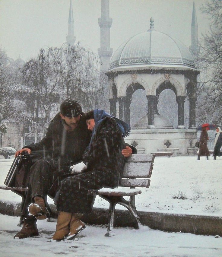 sorrrowfull's tweet photo. "istanbul'da tifüs, memlekette zelzele, dışarıda harp, ben sana aşığım." https://t.co/NHuCI6lR93