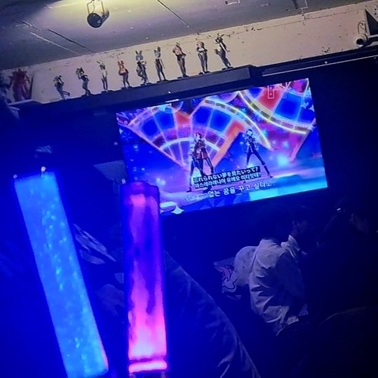 닼나메 커스텀 칵테일 시키러 온 곳에서 
다크니스 소울 틀어주셔서 진짜 맹물님이랑 너무 감동받아서 울뻔했어...🥹🩷🩵🩷
신청곡 받으신다해서 그뒤로 위어네버에버랑 스키니시테 신청해서 킹블 흔들고...❤️💙💜
(흔들라고 해주심+아사히 킹블 왼손에 있어요