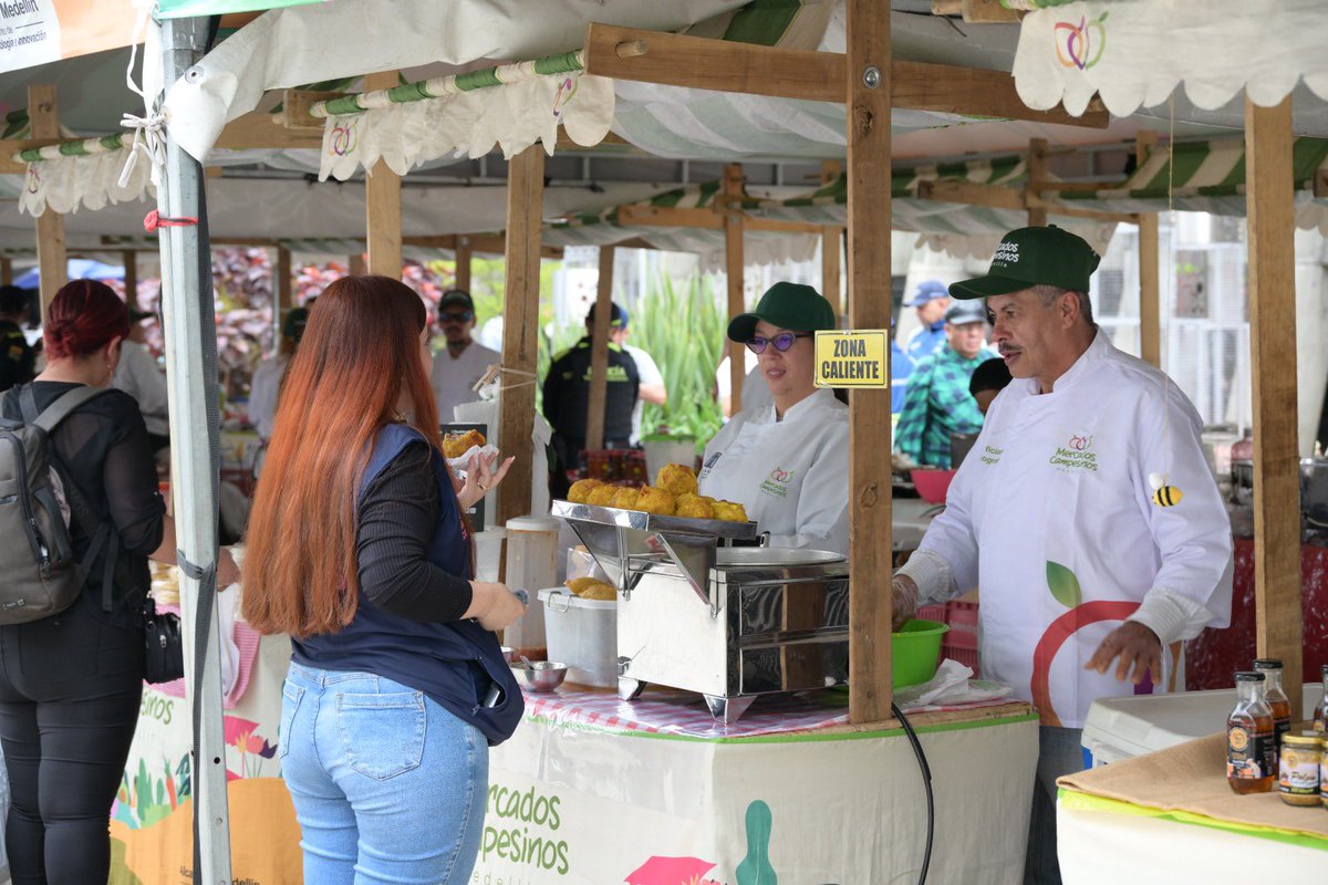 Mercados Campesinos crece 28 % en ventas y supera los $9.000 millones en 2025. Más que una cifra, es el reflejo de lo que significan las familias rurales para Medellín: trabajo, alimento, historia que sostiene el desarrollo de la ciudad. 580 familias beneficiadas <a href="/AlcaldiadeMed/">Alcaldía de Medellín</a>