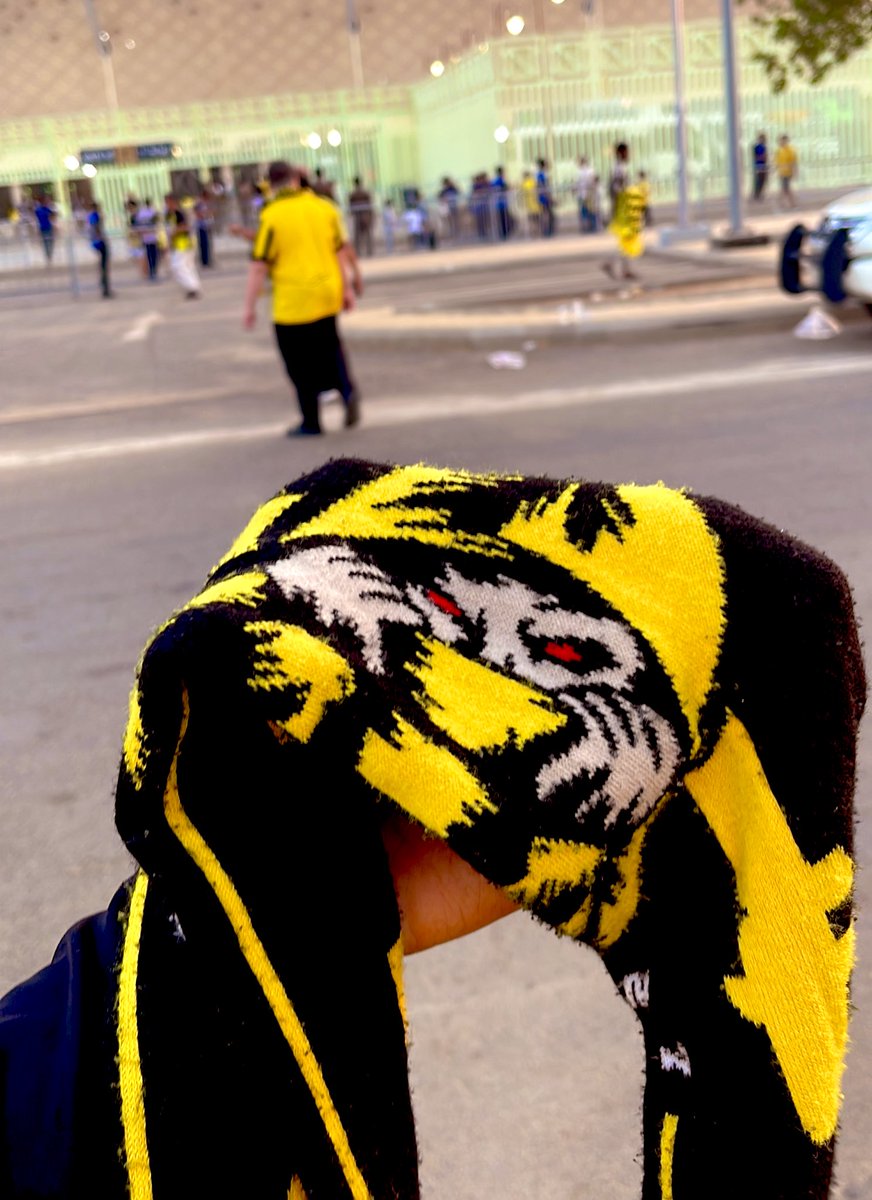 معاك مهما الزمن يقسى ويطول 💛