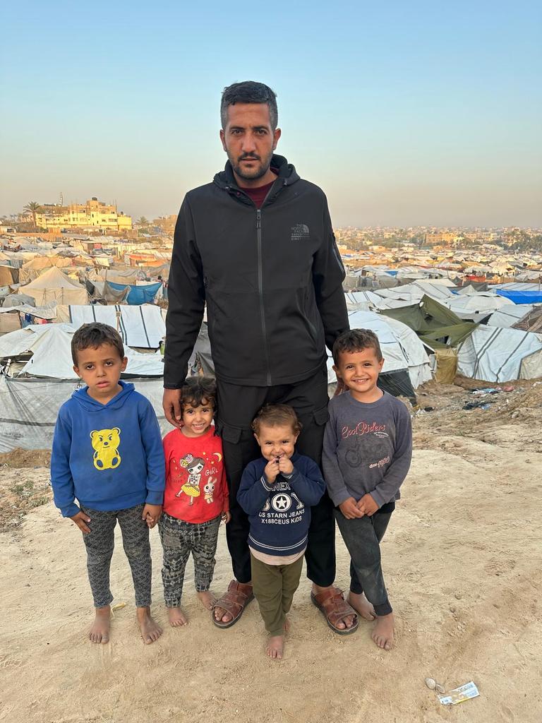 MohsenHamad0's tweet image. Here I stand with my children among the tents,
chuffed.org/project/mohsen
 trying to endure the cold and the lack of basic needs.
Please help us, even with a little, to protect our children and provide what they need. 🙏💔🧣
@SaulWilliams @ainiladra @Alexander_Avina…