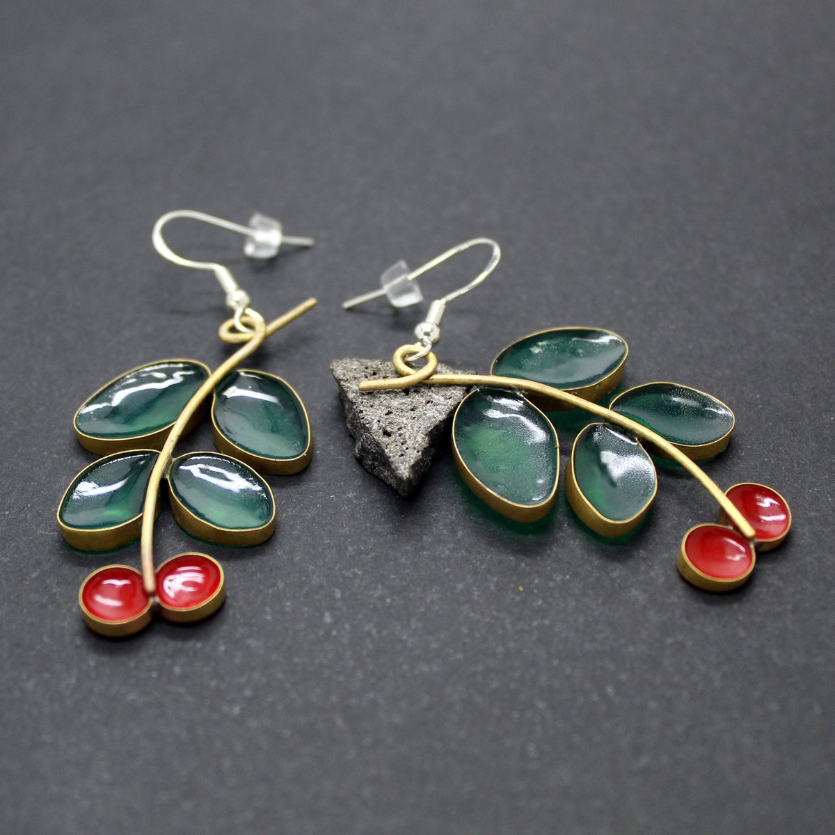 #Pendientes #FrutosRojos 🍒 de latón y resina UV, lleva siempre contigo la frescura de la #primavera

👉 bit.ly/3R1PMz5

#latón #brassjewelry #handmade #joyeríaartesanal #freeshipping #árbol #fruta