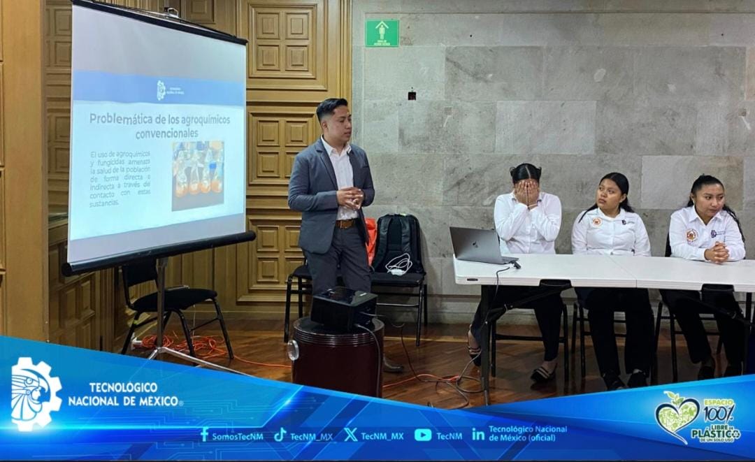 TecNM_MX's tweet image. #TecNMInforma
Estudiantes, docentes e investigadores del TECNM - Valle de Etla presentaron al Director General del #TecNM, Ramón Jiménez López los proyectos en los que trabajan actualmente, demostrando el avance científico y tecnológico de la región.
👇🏽
facebook.com/share/p/1Gvt4A…