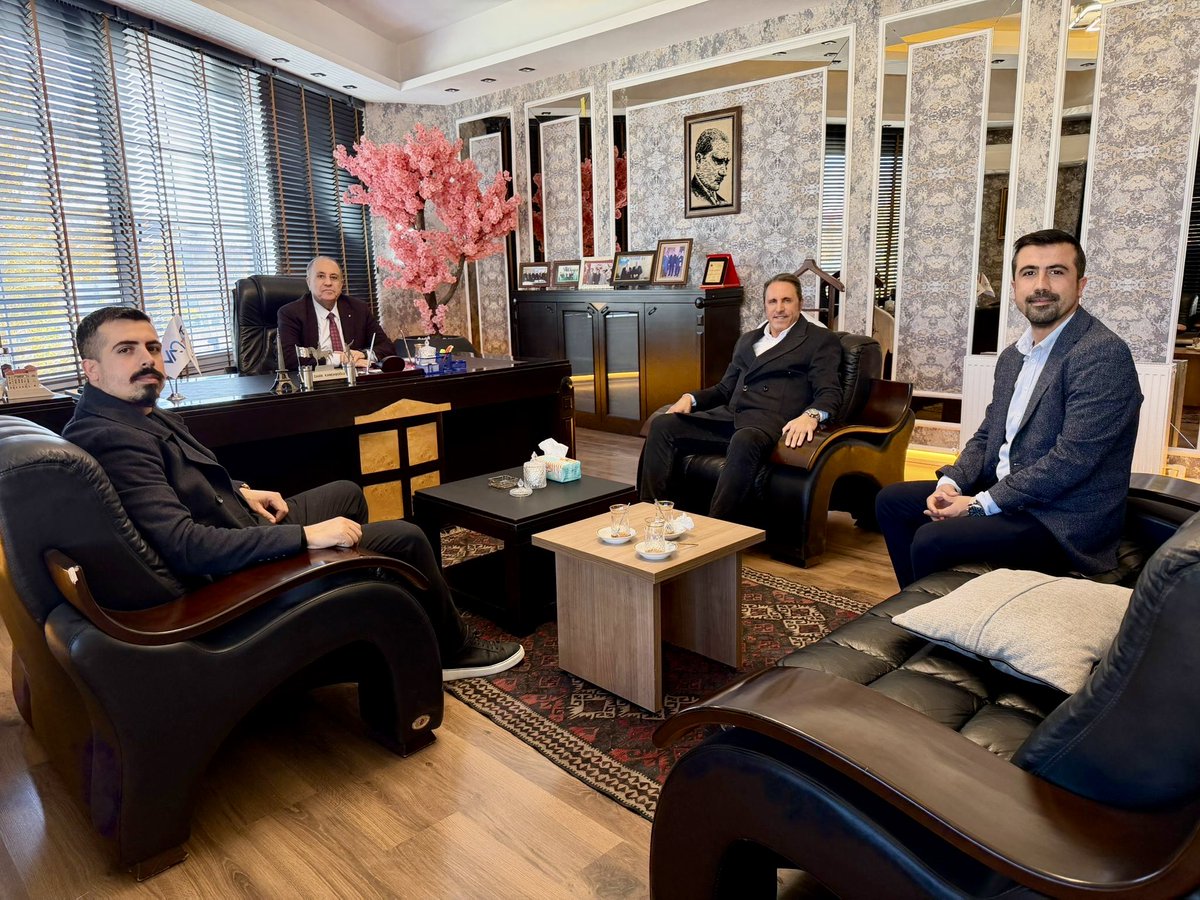 zahirkandas's tweet image. OSB ve VATSO başkanlık dönemlerimde birlikte büyük bir mücadele verdik. Ankara’yı adeta Van için seferber ettik; birçok sorunu anında çözüme kavuşturduk ve güçlü bir Van lobisi oluşturduk. Hiçbir zaman eğip bükmeden, dik durarak, dönemin siyasetçileriyle iş birliği içinde…