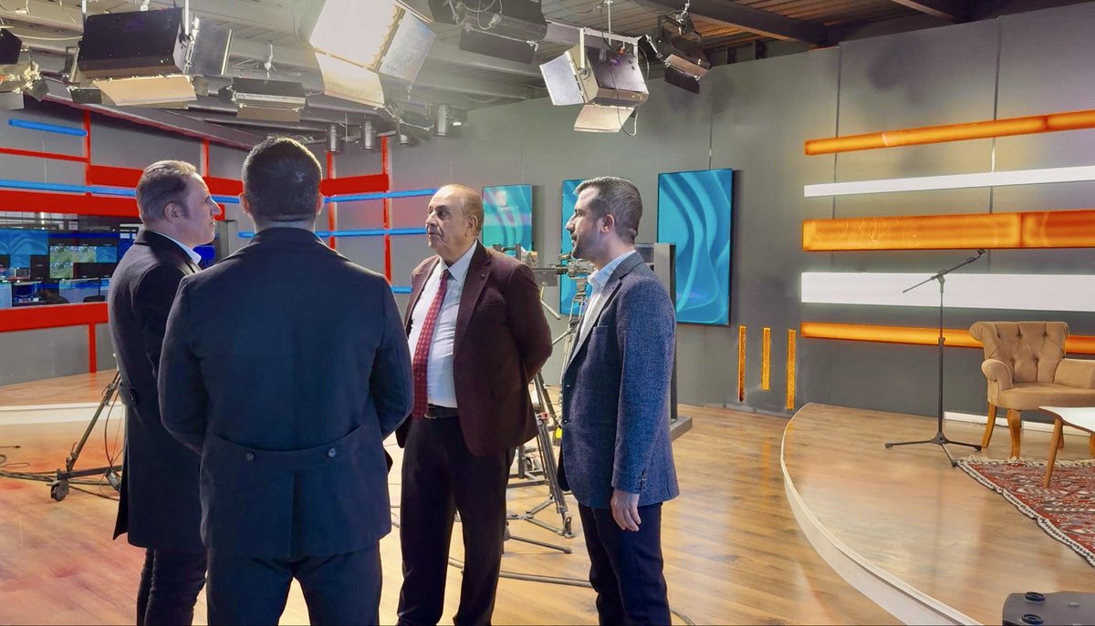 zahirkandas's tweet image. OSB ve VATSO başkanlık dönemlerimde birlikte büyük bir mücadele verdik. Ankara’yı adeta Van için seferber ettik; birçok sorunu anında çözüme kavuşturduk ve güçlü bir Van lobisi oluşturduk. Hiçbir zaman eğip bükmeden, dik durarak, dönemin siyasetçileriyle iş birliği içinde…